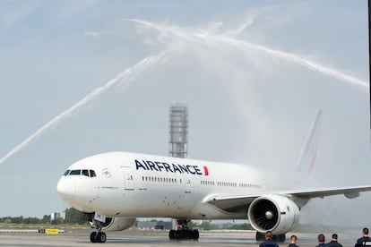 El avión que lleva a los campeones del mundo aterriza en el aeropuerto Roissy Charles de Gaulle en París. 