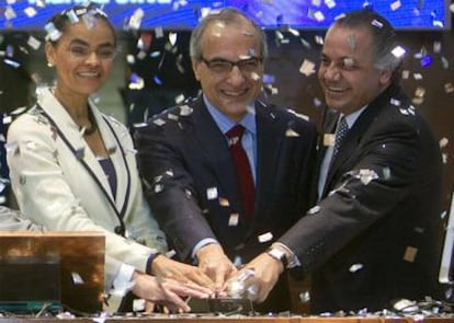 La candidata presidencial del Partido Verde, Marina Silva (izquierda) en la apertura de la bolsa de Sao Paulo, el jueves.