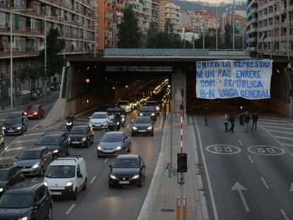 A pro-independence sign calling for an end to repression on Barcelona's Ronda del Mig road.