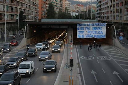 Pancarta desplegada pels manifestants a l'entrada de la ronda del Mig de Barcelona.