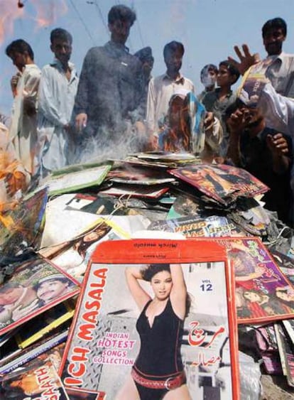 Quema de música y revistas en Pakistán en 2006.