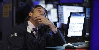 Un operador, en la Bolsa de Nueva York.