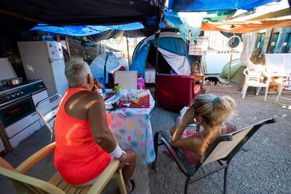 Juana García y su hija, en el interior de su infravivienda en El Pajar (Gran Canaria).