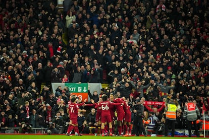Los jugadores del Liverpool celebran uno de sus goles al Manchester United en Anfield.