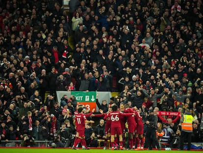 Los jugadores del Liverpool celebran uno de sus goles al Manchester United en Anfield.