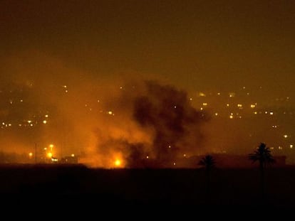 Una imagen que muestra la estela que dejan las bombas israel&iacute;es sobre la franja de Gaza.