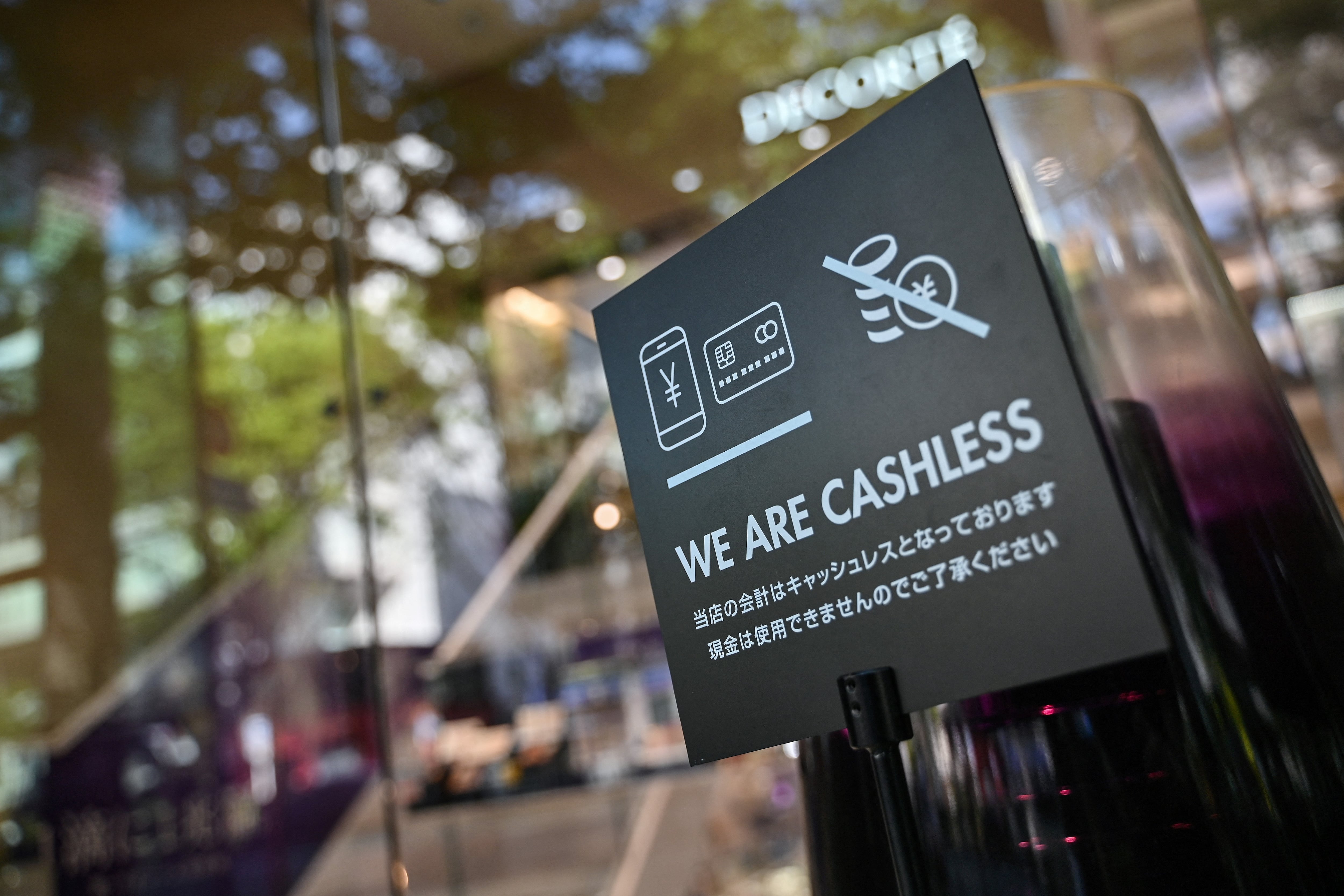 Un cartel en una tienda en el distrito de Omotesando, Tokio, informa de que no se admite el pago en efectivo.