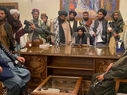 Varios talibanes, este domingo en el palacio presidencial de Kabul.