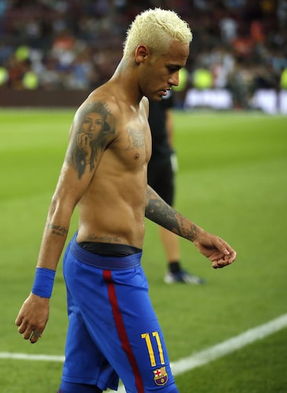 Neymar abandona el terreno de juego al final del partido entre el FC Barcelona y el Alavés en el Camp Nou en Barcelona.