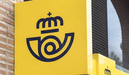 Nuevo logo de Correos en una de sus oficinas.