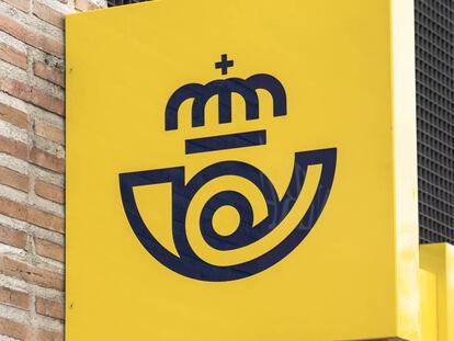 Nuevo logo de Correos en una de sus oficinas.