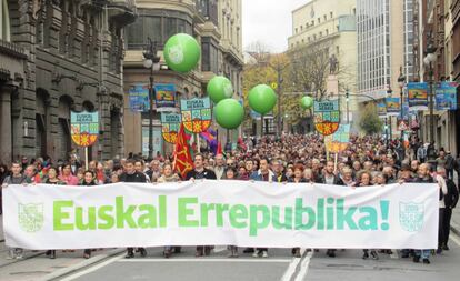 Otegi al frente de la manifestación en Bilbao por la república vasca.