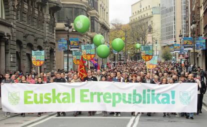 Otegi al capdavant de la manifestació a Bilbao per la república basca.