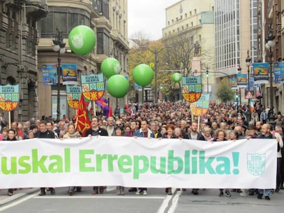 Otegi al frente de la manifestación en Bilbao por la república vasca.