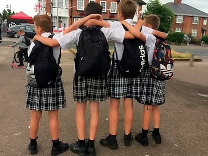 Un colegio británico prohíbe a los chicos llevar pantalón corto y sugiere que usen falda