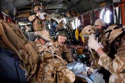 El trabajo de Di Lauro se realizó durante el año 2007, durante su estancia en Camp Bastion. Di Lauri estuvo empotrado con las tropas estadounidenses. En la imagen, la enfermera Fiona McGlynn realiza, a bordo de un helicóptero Chinook, maniobras de reanimación a un soldado danés herido en combate.