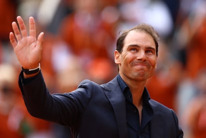 El tenista manacorí recibe un reconocimiento en la pista central Philippe Chatrier tras conseguir 14 títulos de Roland Garros, el mejor registro en el torneo parisino.