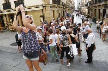 Un grupo de turistas visita la Parte Vieja de San Sebastián.