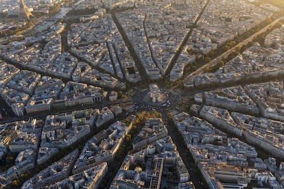 El Arco de Triunfo, punto de partida de las grandes avenidas parisienses.