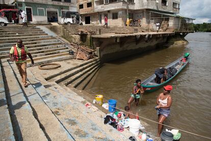 Los habitantes de la comunidad aprovechan el puerto fluvial para lavar ropa.