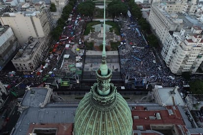 Activistas antiaborto (derecha) y partidarios del derecho al aborto (izquierda) concentrados frente al Congreso argentino mientras los senadores debatían la ley del aborto.