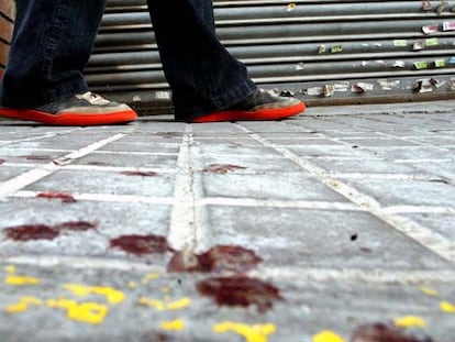 Restos de sangre en una calle de L'Hospitalet tras la pelea estudiantil.