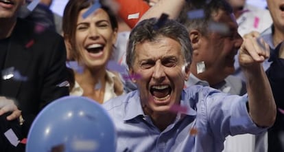Macri, con su esposa detrás, celebra la victoria.