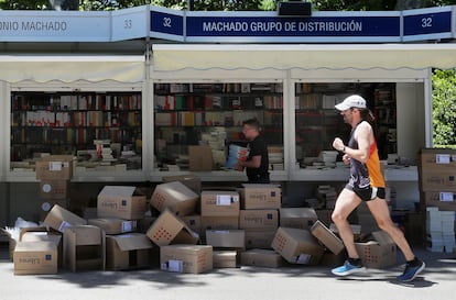 Preparativos para la 78ª edición de la Feria del Libro de Madrid 2019.