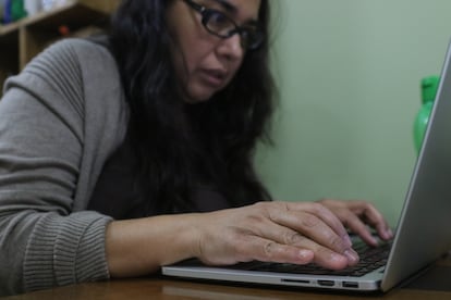 Una mujer teletrabaja en Ciudad de México.