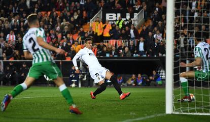 Rodrigo marca un gol ante Mandi en Mestalla este jueves.