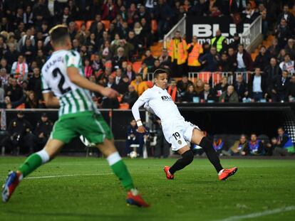 Rodrigo marca un gol ante Mandi en Mestalla este jueves.