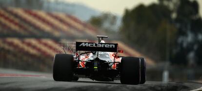 Fernando Alonso, a bordo de su McLaren MCL32.