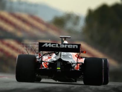 Fernando Alonso, a bordo de su McLaren MCL32.