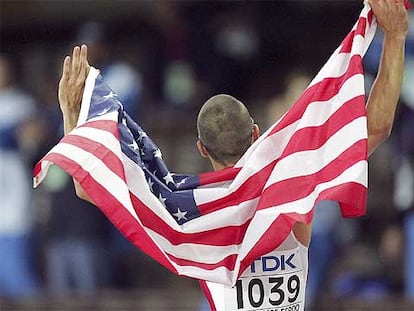 Jeremy Wariner, con la bandera de su país, tras ganar los 400 metros.