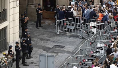Agentes protegen la sede de la Jefatura Superior de Policía en Barcelona durante las jornadas posteriores a la sentencia del 'procés'.