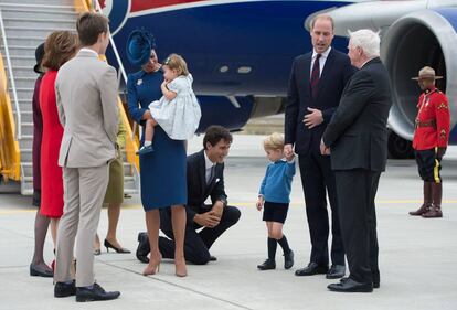 El primer ministro de Canadá, Justin Trudeau, acudió a esperar a los príncipes de Cambridge a su llegada a la Columbia Británica. Trudeau se puso de rodillas para que Jorge le chocara las cinco, pero el pequeño hizo caso omiso y no se lo devolvió.