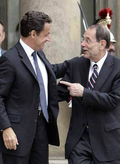 Sarkozy (izquierda) y Javier Solana, ayer en París.