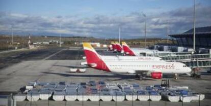 Aviones de Iberia e Iberia Express en el aeropuerto de Madrid-Barajas.