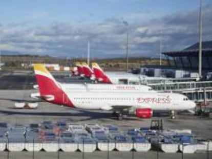 Aviones de Iberia e Iberia Express en el aeropuerto de Madrid-Barajas. 