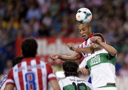 Miranda remata para marcar el primer gol del Atlético.