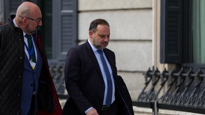 El exministro de Fomento, José Luis Ábalos (derecha), y Koldo García Izaguirre, a su llegada al Congreso para la investidura de Pedro Sánchez en Madrid a 7 de enero de 2020. 