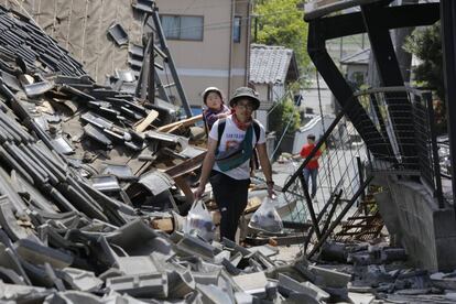 Un residente camina entre los escombros de un edificio en Mashiki (Japón), el 15 de abril de 2016.