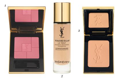 1. Colorete ‘Blush Volupte’ en el tono 02 Seductrice 2. Base de maquillaje ‘Touche Éclat Le Teint’ 3. Polvos compactos ‘Radiant Pressed’. Todo de Yves Saint Laurent.