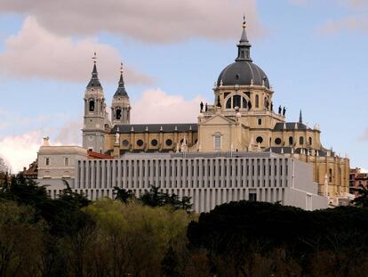 El Museo de las Colecciones Reales (en primer t&eacute;rmino), junto al Palacio Real de Madrid.