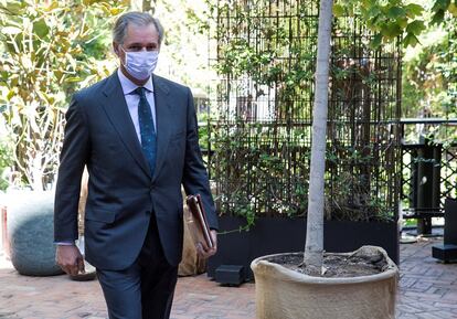 El presidente de Acciona, José Manuel Entrecanales, a su llegada a la conferencia.