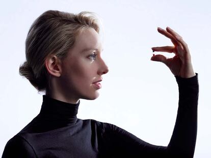 Elizabeth Holmes, en una imagen promocional de Theranos, con su característico uniforme de cuello alto negro.