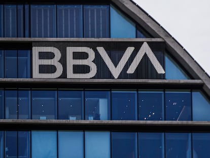 Parte de la fachada de la sede del BBVA, en Madrid.