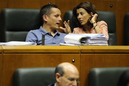 Dani Maestu, de Aralar, charla con Laura Garrido durante la sesión plenaria de ayer, en el Parlamento vasco.