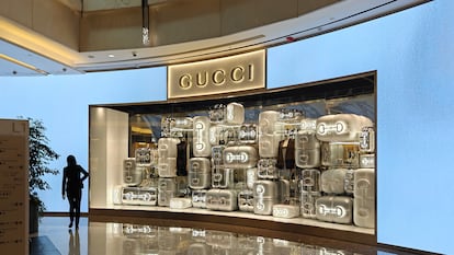 Escaparate de una tienda de Gucci en Shanghái, China, el 15 de noviembre de 2023.
