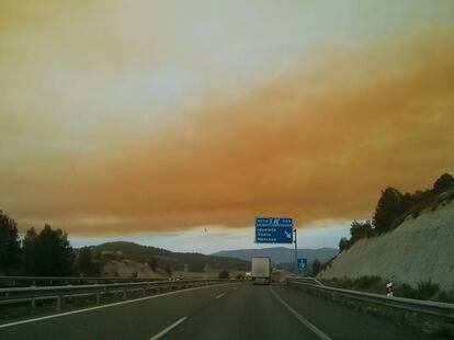 Vista de la espectacular nube tóxica desde la autovía A-2.